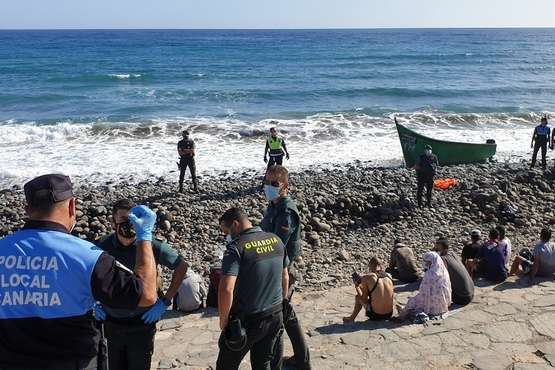 Llegada de inmigrantes en una patera a Pozo Izquierdo (Gran Canaria)/TA.